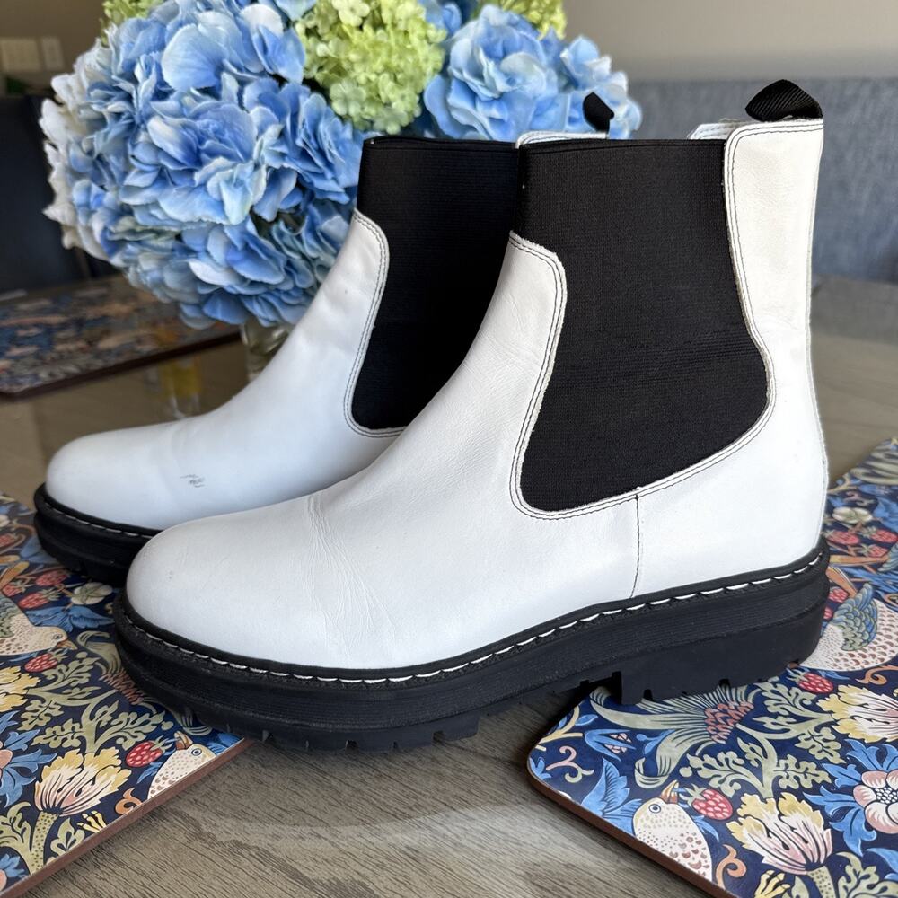 Marc Fisher Patrick Boots Womens 10 White Leather Lug Sole Chelsea Ankle Booties